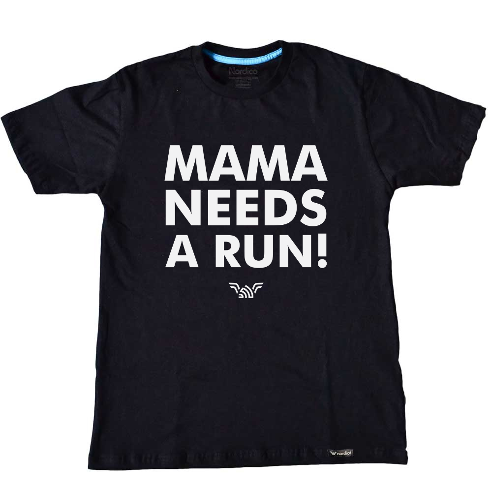Camiseta MAMA needs a run cor preto